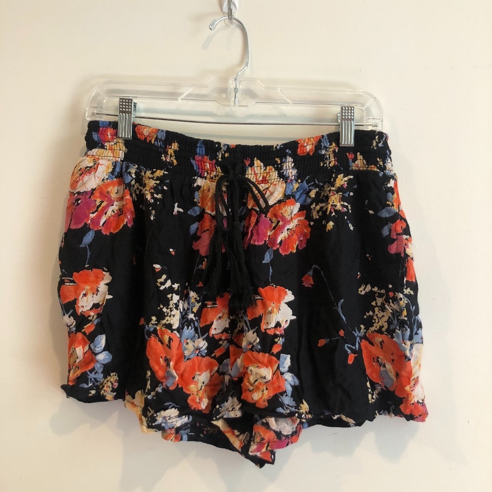 Flowy Floral Pattern shorts